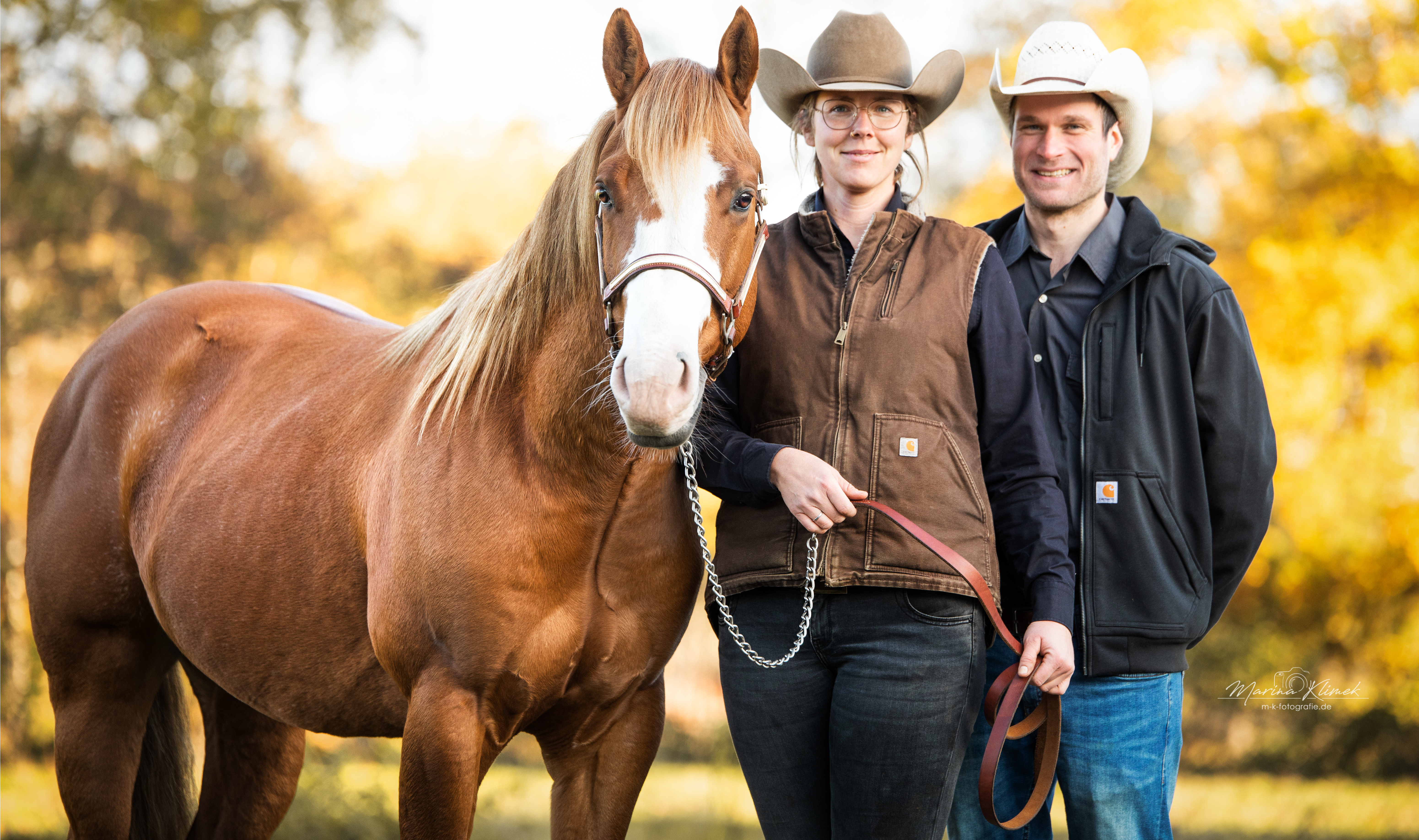 Kontakt und Ansprechpartnerin: Annika Probst (PS-Stable) – freundliches Porträt in natürlicher Umgebung; zuständig für Zucht, Aufzucht, Jungpferdetraining und Betreuung von Quarter Horse Hengst Olenas Redjack